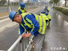 这群没有回家过年的人，趁着放假给马路“洗了个澡”