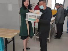 豪城码头为员工过生日，送温暖